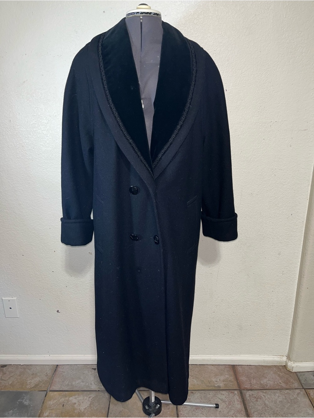 VTG Jofeld Women's Black Double-Breasted Wool Blend Pea Coat with Velvet Collar